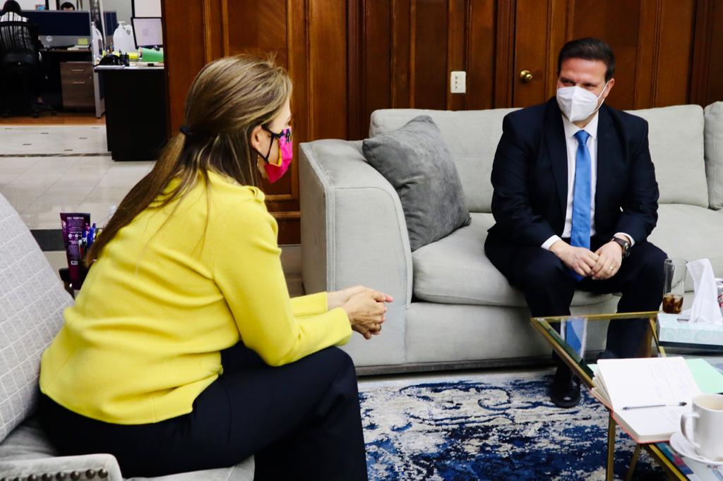 Roberto Lara se reúne con la alcaldesa María Angélica Granados.