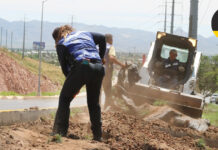 Continúan mantenimiento de camellón a carretera a Aldama; toma precauciones