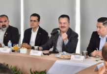 Presentan Mario Vázquez y Alfredo Chávez reforma de la Constitución a empresarios