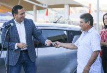 Entregan auto a ganador del sorteo “Cruzada por la Educación”