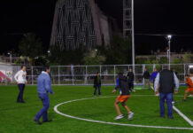 Echa “cascarita” Bonilla para inaugurar cancha de fútbol en Parque Urueta