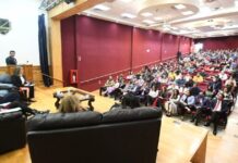 Imparten conversatorio sobre los retos como universitarias en la Facultad de Derecho