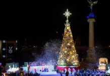 Llega la Navidad a la Plaza del Ángel de la capital con encendido del árbol