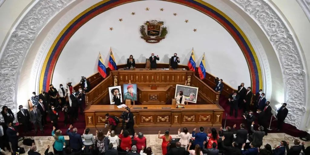 Venezuela aprueba una ley que castigará con 30 años de prisión a ...