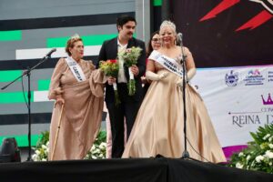 Celebra Carla Rivas Día de los Abuelos en el certamen “Reina de Reinas” 1 Imagen de WhatsApp 2025 08 29 a las 14.20.04 78e66718 CAFE CIUDADANO