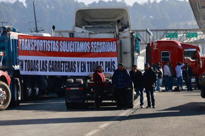 Gobierno de México afirma que no existe razón para que transportistas cierren carreteras