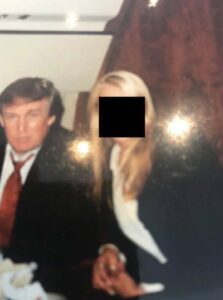 Demócratas publican fotos de Donald Trump rodeado de mujeres en la mansión de Epstein 3 Imagen de WhatsApp 2025 12 12 a las 12.46.14 530114ea CAFE CIUDADANO