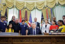 Trump bromea con que hace mucho ejercicio “Un minuto al día”