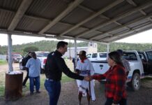 Entrega Enrique Rascón apoyos alimenticios a habitantes de Carichí