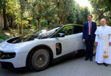 El Papa León se sienta al volante del primer Ferrari eléctrico