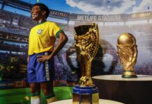El museo de cera de Río de Janeiro presenta una estatua de Pelé a una semana del Mundial