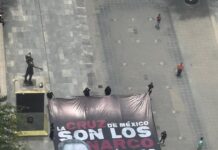 Colocan mega lona contra Cruz Pérez Cuéllar afuera del Congreso