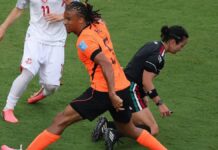 Nathan Aké choca sin querer con la árbitra Katia Itzel García durante el partido Países Bajos-Túnez