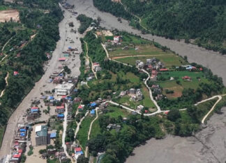Riada en Nepal deja casi 600 muertos y 2 mil 500 desaparecidos
