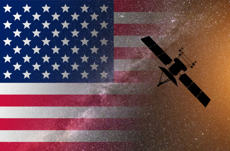 EE.UU. reconoce por primera vez que tiene armas de control en el espacio ilustracion de una bandera de eeuu con estrellas un satelite y el espacio exterior CAFE CIUDADANO