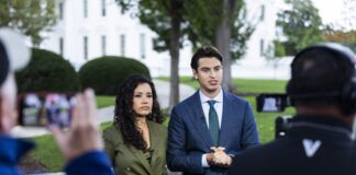 juez frena veto de trump y periodistas regresan a la casa blanca CAFE CIUDADANO