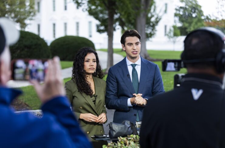 juez frena veto de trump y periodistas regresan a la casa blanca CAFE CIUDADANO