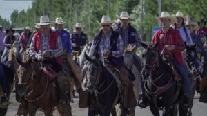 Familias recorren paisajes de la Sierra durante la Cabalgata Guachochi–Tónachi 1 qe CAFE CIUDADANO
