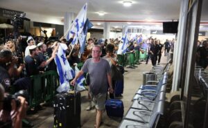 recibimiento en tel aviv de pasajeros del vuelo de flydubai que aterrizo de emergencia en arabia saudita CAFE CIUDADANO