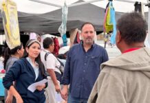 Recorren “La China” Frías y Santiago de la Peña el tianguis de la Tarahumara