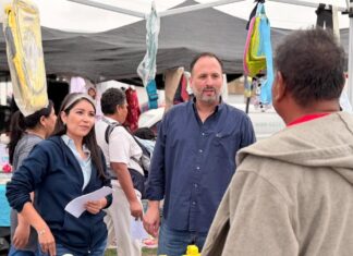Recorren “La China” Frías y Santiago de la Peña el tianguis de la Tarahumara